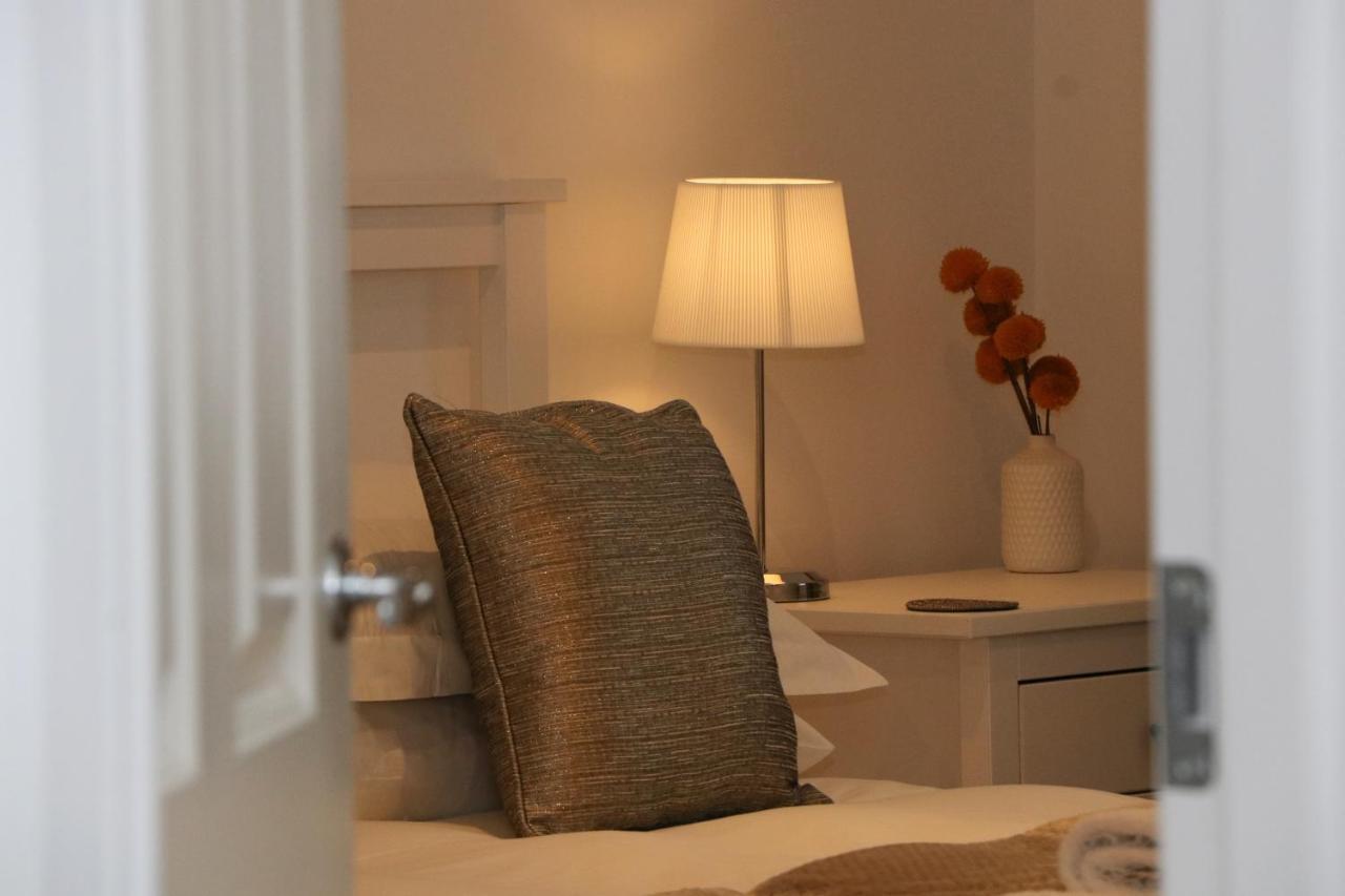 Near Beaches, Contemporary Home In Village Centre Saint Merryn Ngoại thất bức ảnh